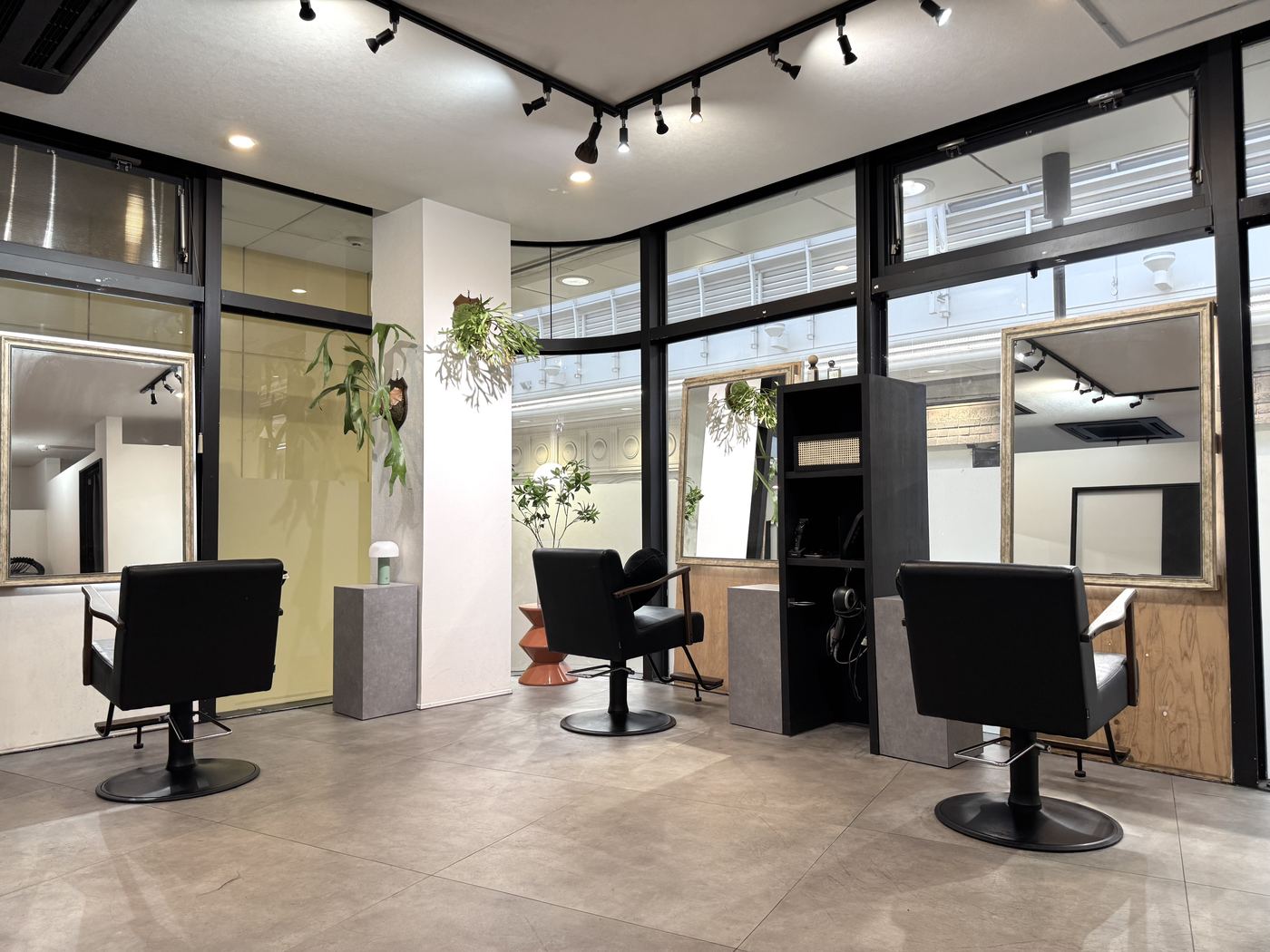 NiLOの店内。観葉植物とセット面